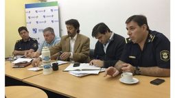 PREOCUPADOS. Uniformados y funcionarios, ayer, con los concejales..