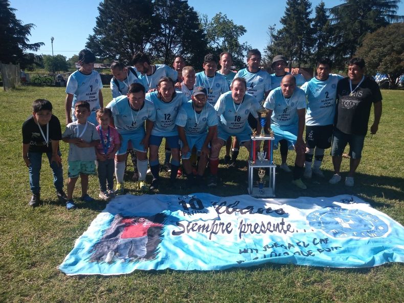 ALEGRÍA CELESTE. Los muchachos de Fátima con la bandera y el trofeo de campeón.