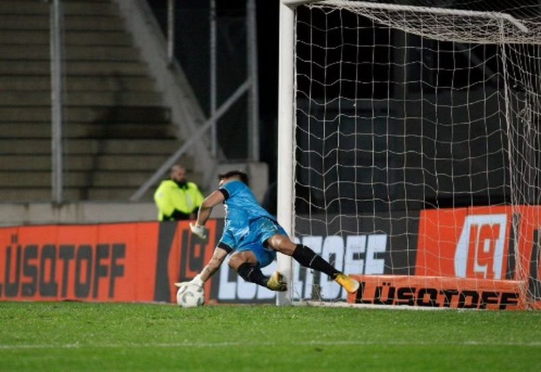 La estirada de Luis Ingolotti para detener el primer penal en la serie ante Newells.