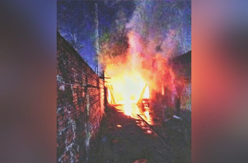 El incendio se inició en una propiedad de la intersección de Corrientes y San Ignacio.