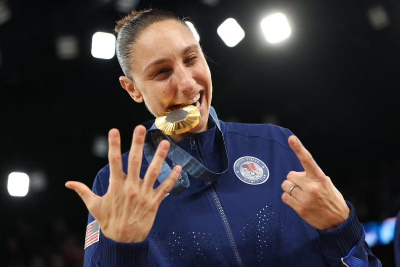 Diana Taurasi y los 6 dedos, en alusión a su récord. (@usabasketball)..png