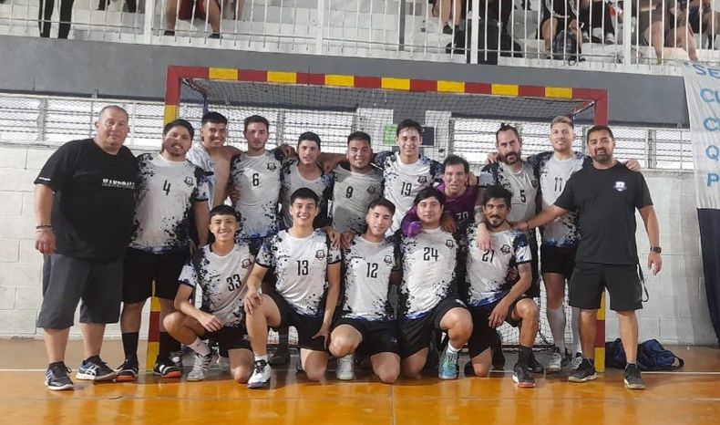 EQUIPO. El plantel de Muni Pilar que se trajo un punto de Caseros.