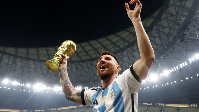 MESSI CON LA TERCERA. El trofeo oficial estará este domingo en la plaza. .