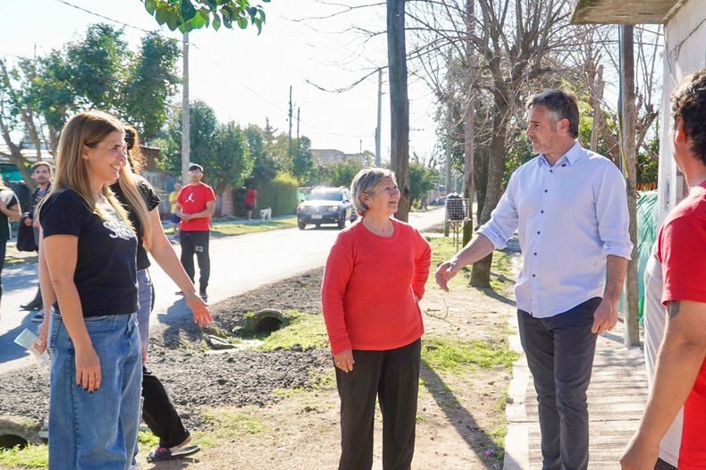 RECORRIDA. Achával y Peralta charlaron con los vecinos de Monterrey.&nbsp;