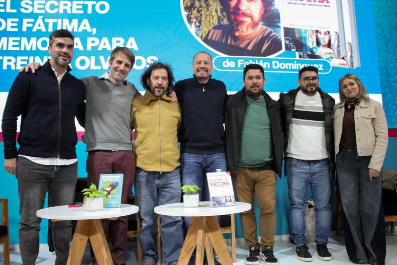 Pilarenses en la Feria del Libro Damiaacuten Espiacutendola secretario de Educacioacuten Pablo Lescano Fabiaacuten Domiacutenguez Juan Manuel Morales secretario de Integracioacuten y Desarrollo Mario Ayala subsecretario de Cultura Nicolaacutes Zappala aacuterea de Educacioacuten y Lorena Lescano abogada DDHH