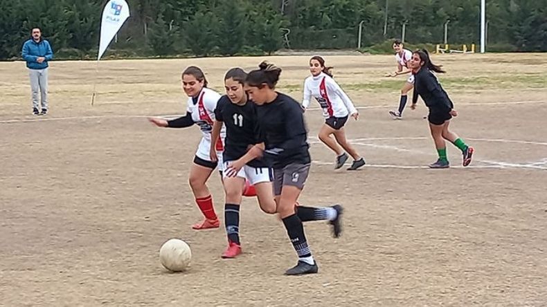 A JUGAR. La acción del Fútbol 5 se dio en el polideportivo de Pilar..