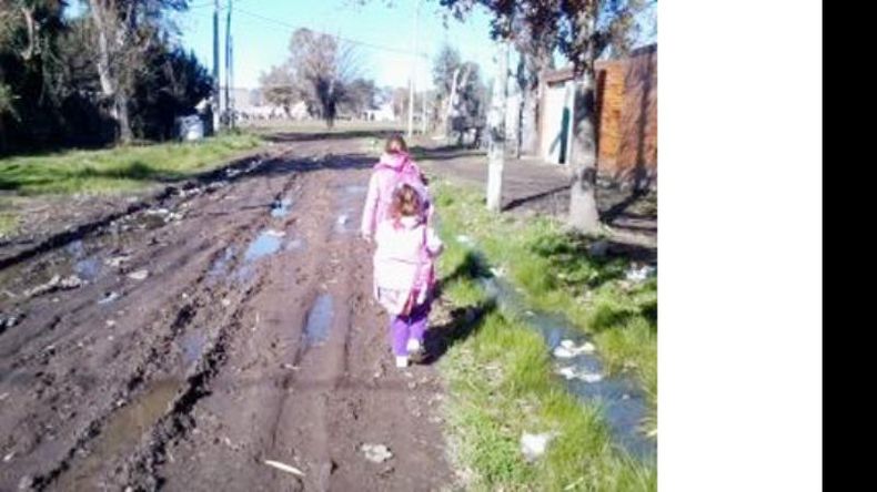 Las nenas caminando por el barro para ir a la escuela, una postal del reclamo..