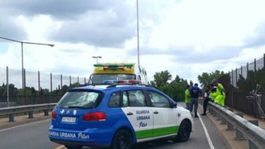 RESCATE. Efectivos de la Guardia Urbana impidieron que consumara el suicidio..