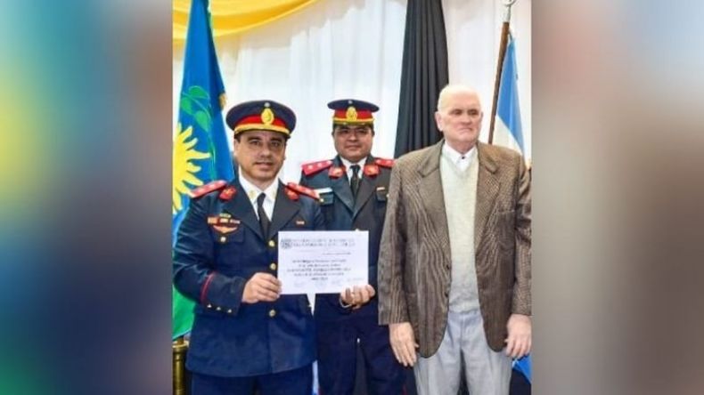 El comandante Daniel Pinheiro recibió un reconocimiento por sus 30 años de servicio. A su lado, Omar Boragno, presidente de la CD..