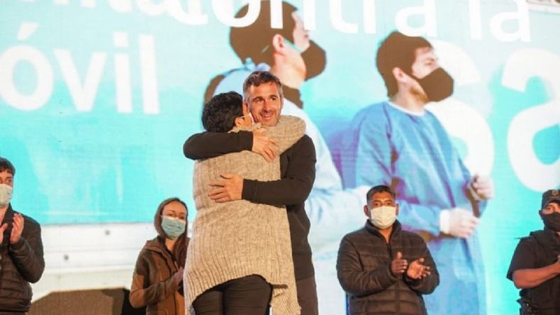 EMOTIVO. El abrazo de Achával con una de las trabajadoras homenajeadas..