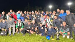 AMISTAD. Los planteles de Pilar FC y San Martín posaron juntos tras la entrega de premios.
