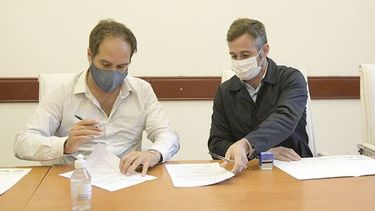FIRMA. “El acceso a la vivienda digna es un derecho muy importante”, destacó Achával..