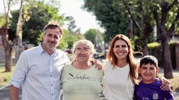 BUENOS VECINOS. Federico Achával y Soledad Peralta, en una de las paradas de la maratón. BUENOS VECINOS. Federico Achával y Soledad Peralta, en una de las paradas de la maratón.