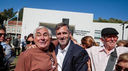 Adultos mayores junto a Federico Achával en el flamante edificio de la Universidad Nacional de Pilar. Adultos mayores junto a Federico Achával en el flamante edificio de la Universidad Nacional de Pilar.