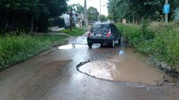 Pablo Sabbath / @Pabloklos. Calle Teniente General Juan Domingo Perón al 500, Manuel Alberti. No se puede pasar más. Llena de baches. Necesitamos bacheo en toda la Perón.