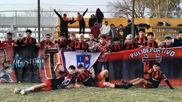 FESTEJO. Los chicos de la Sub 16 de Poli Agustoni pasaron a la etapa Interregional.