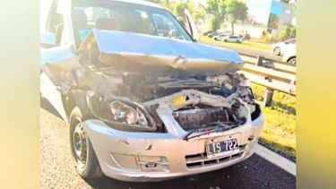 El accidente involucró a un automóvil y a una camioneta. Ambos resultaron dañados. Foto @juancaimpacto.