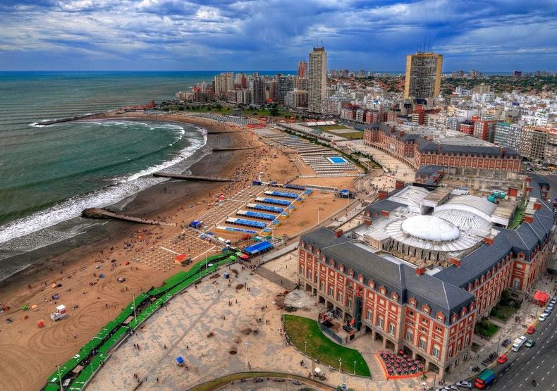La costa de Mar del Plata refleja el origen continental de la arena atlántica argentina. (Meteored).