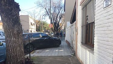 Un nuevo capítulo de la serie “los pilarenses estacionamos donde se nos da la gana”. A una cuadra y media de la plaza. Control cero. Carlos.   .