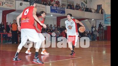 Maxi Gutiérrez encara a la defensa del Rancho..