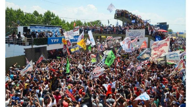 Una multitud celebra la consagración de Ortelli en el Mouras. La invasión de público durante el transcurso de la carrera fue nuevamente motivo de alarma y dejó en evidencia las deficientes medidas de seguridad del autódromo platense..