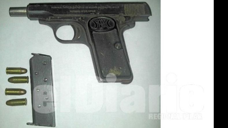 El arma que dejó abandonada el único prófugo..