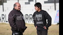 Oscar Santángelo, DT de Fénix, y Nicolás Zárate, la figura de Abrojal que jugará en la Primera C..