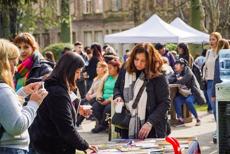 LIBROS PARA TODOS. Los educadores recibieron materiales en el Pellegrini.