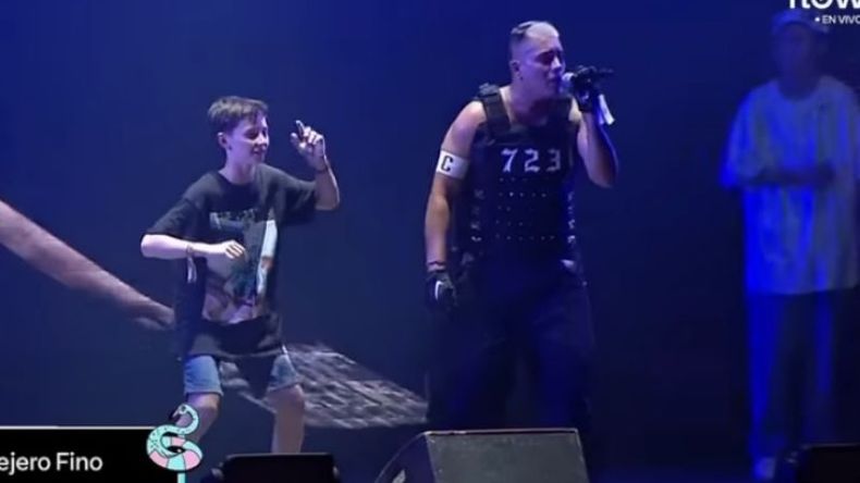 El derquino hizo subir a un chico al escenario.. Foto: Flow (captura de pantalla)