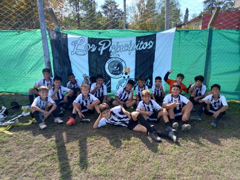 BANDERA. Los Principitos de la 2012, tras la victoria ante Armenio.