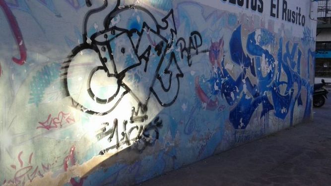 Comerciantes, en guerra contra los grafitis