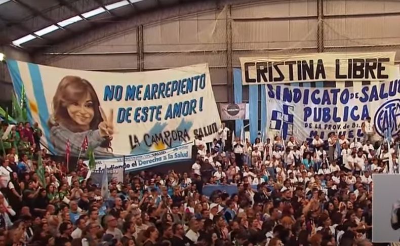 Banderas de Cristina en el acto realizado en la sede de la UOM ubicada en Manuel Alberti.