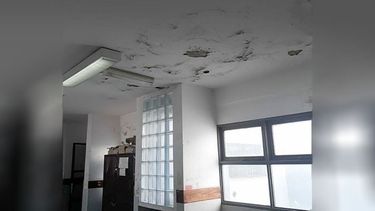 TECHO DUDOSO. La posible caída de mampostería hizo evacuar un aula de la Escuela 1..