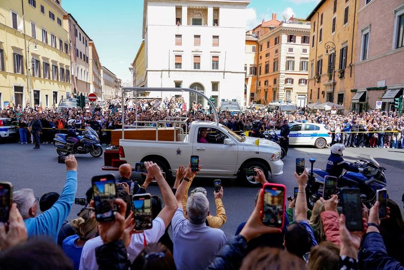 El Papamóvil recorre las calles de Roma. (Vaticano News)..jpg