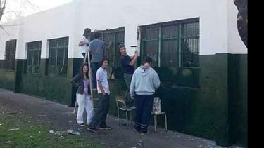 MANOS A LA OBRA. Los chicos de Los Robles, en plena tarea..