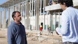EN OBRA. Laurent junto al secretario de Obras Públicas recorre las intalaciones del nosocomio..