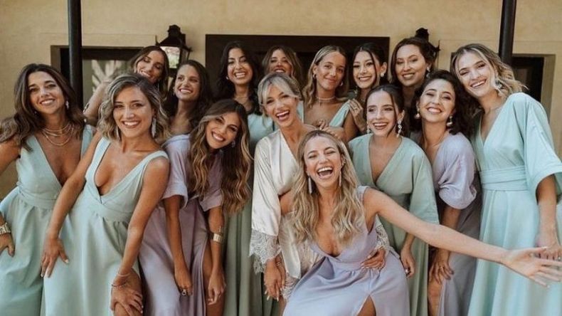La novia con sus damas de honor, entre las que estaban sus amigas, su hermana y sus cuñadas. .