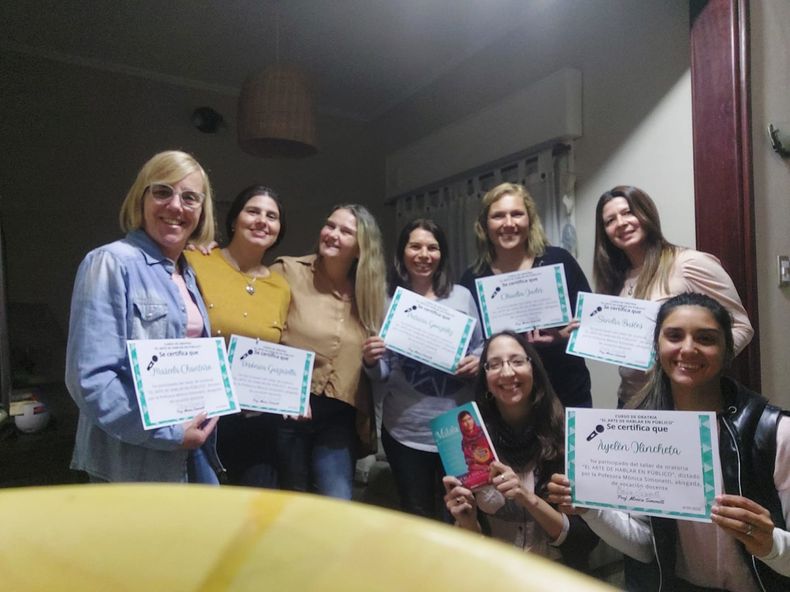 Simonetti (centro) con las graduadas del primer taller.