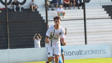 Braian Martin marcó el segundo de Real Pilar. Luego convertiría unos más.&nbsp;