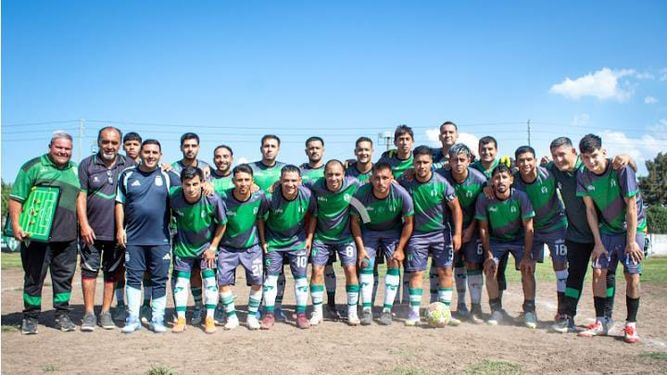 PLANTEL. Los jugadores de Falucho, tras el triunfo en la cancha de La Sonia.