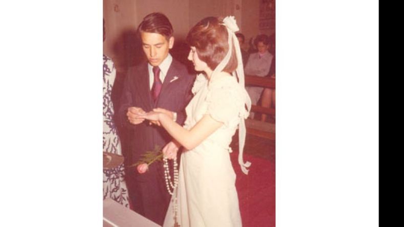 Aniversario Los vecinos Emilse Trofelli y Omar Báez celebran hoy sus 41 años de casados y comparten con sus amigos y familiares esta foto del día de su boda..