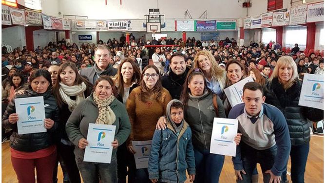 CANDIDATOS. Los postulantes de Cambiemos, con los beneficiarios del programa..