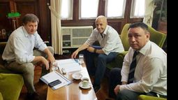 DOCUMENTOS. Ducoté recibió a los directivos del RENAPER..