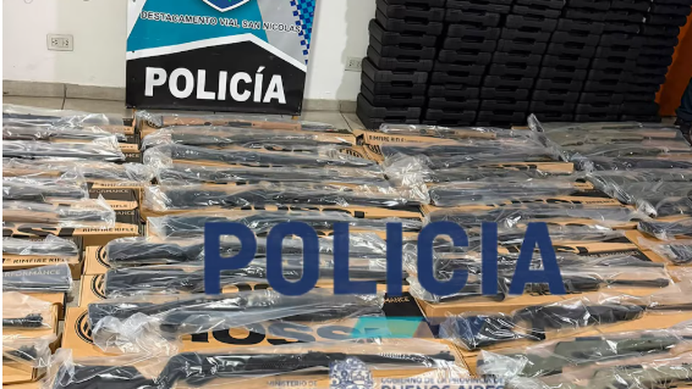 Las armas secuestradas durante el operativo.&nbsp;