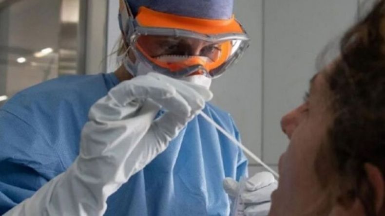 HISOPADO. Detecta la presencia del virus en nariz y garganta..