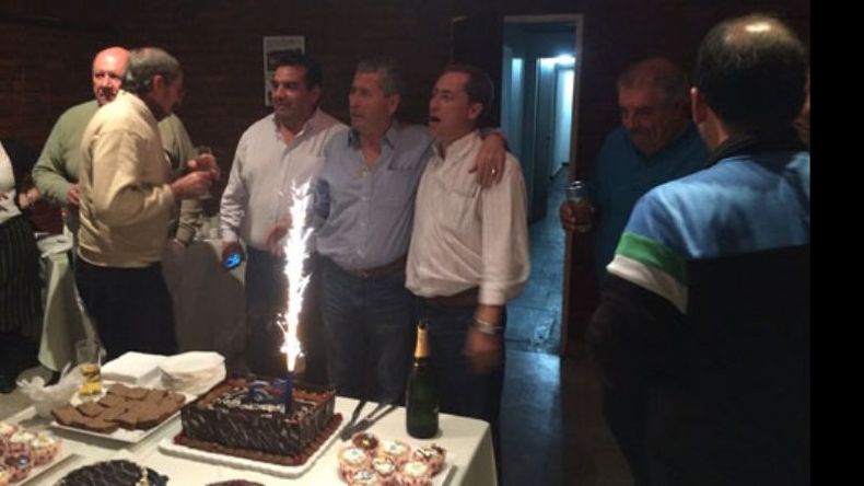 VELITAS Y AMIGOS. El ex intendente y diputado nacional, Jorge Telmo Pérez, celebró su cumpleaños número 66. Lo hizo rodeado de familiares y amigos y hasta se dio el lujo de cantar unos tangos..