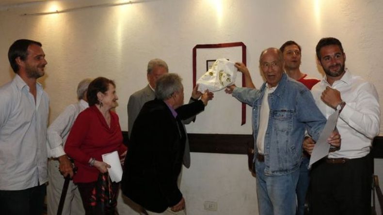 RECUERDO. Los pioneros descubren una placa recordatoria. .