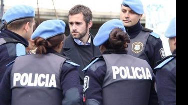 RODEADO. Achával, con policías locales. Pide que Ducoté sea el jefe de la fuerza..