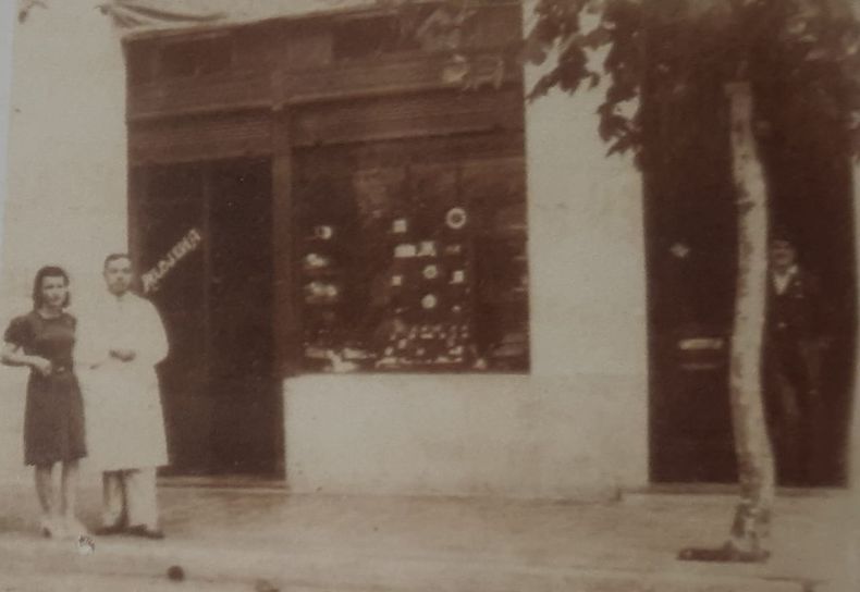Adonis Cormery y su esposa, Mar&iacute;a Crifasi, en la puerta de la relojer&iacute;a y joyer&iacute;a. A&ntilde;o 1941.