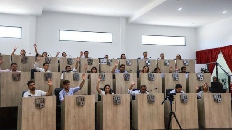 MANO ALZADA. Los ediles aprobaron la conformación de las comisiones..